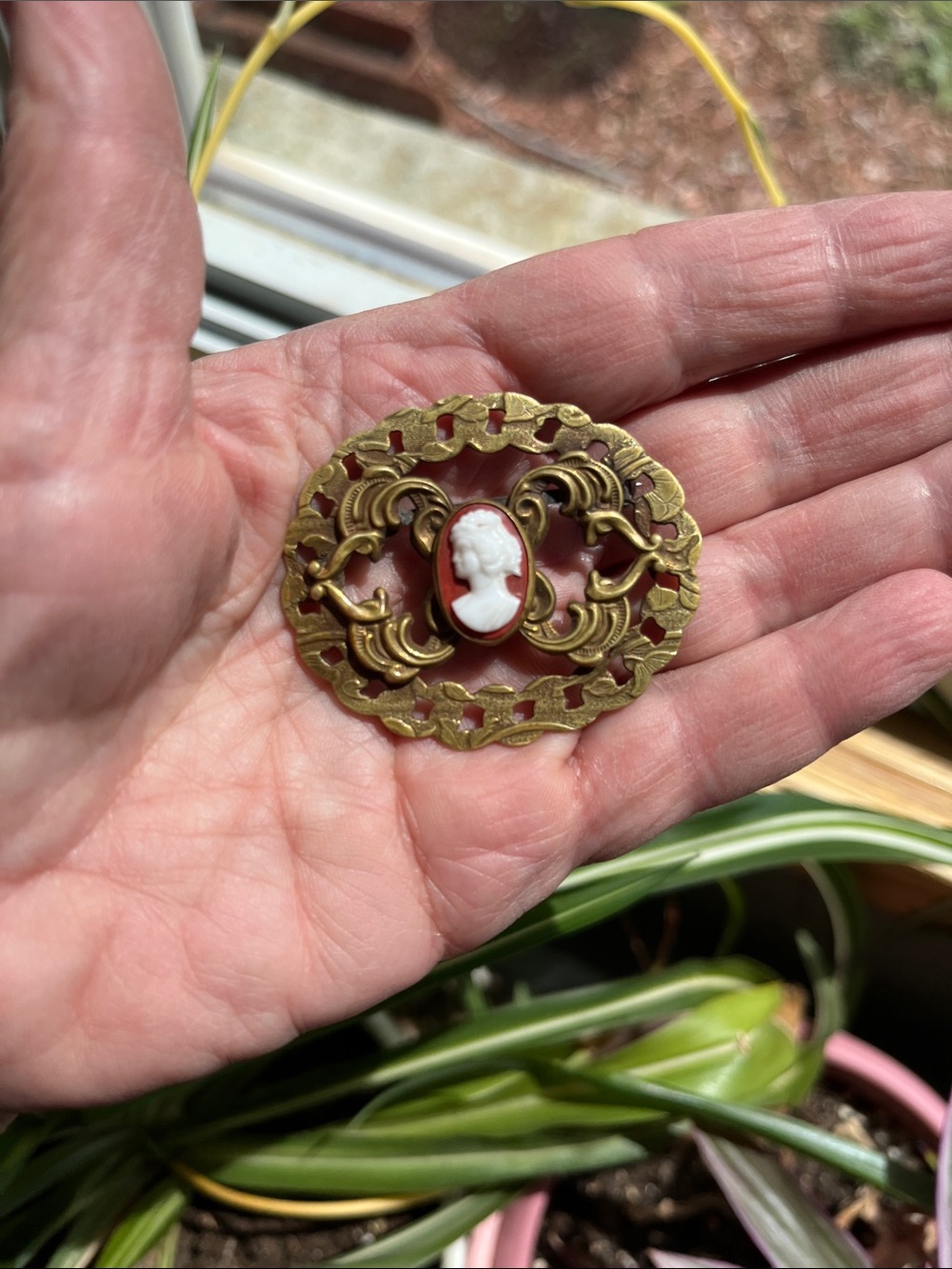 Vtg Side Silhouette Cameo In Gold Tone Open Metal Scroll Work Brooch Pin